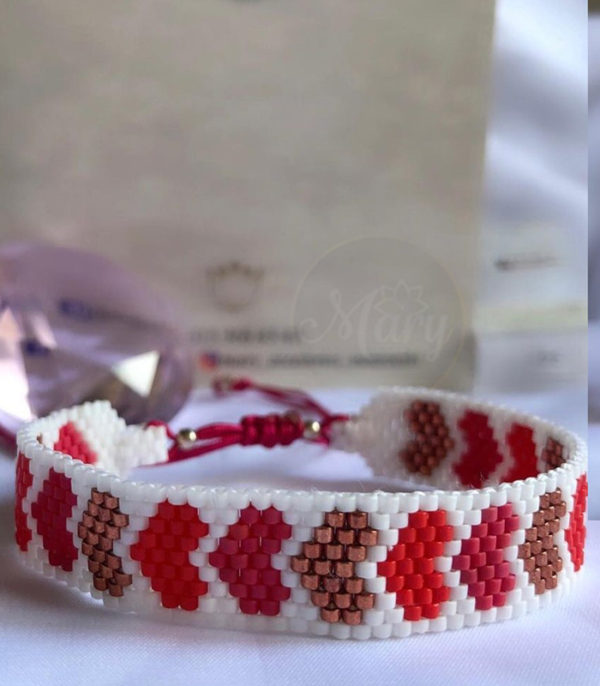 Pulsera tejida en miyuki corazones rojos