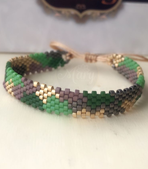 Pulsera tejida en miyuki verdes y dorados